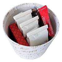 Подарочный набор чая, шоколада и зефира на Новый год "Зимняя сказка" в бархатной круглой коробке